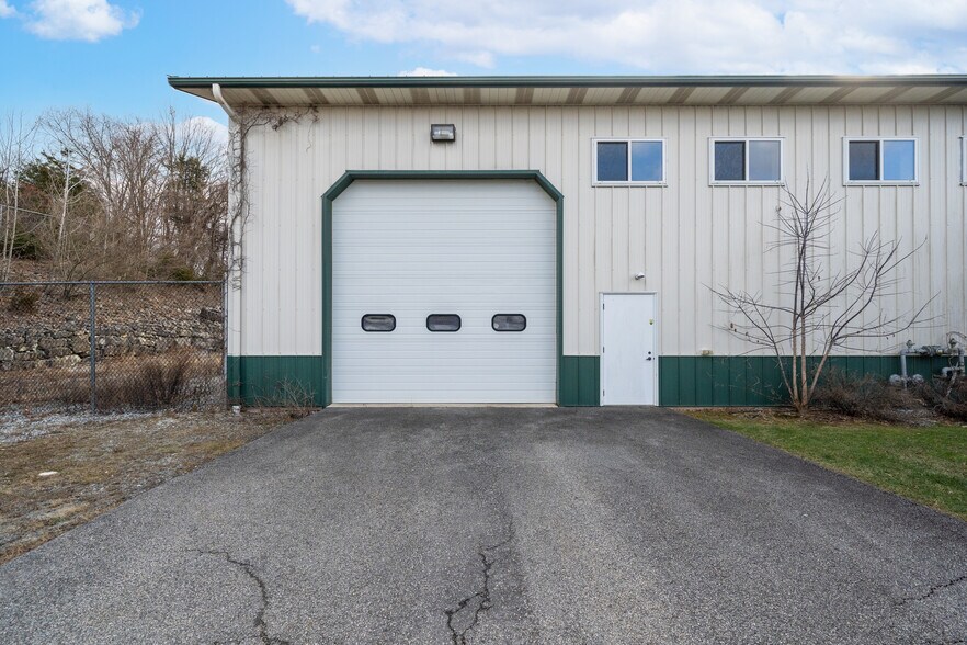 More Photos Of 10 Park Dr, Franklin Warehouse For Lease