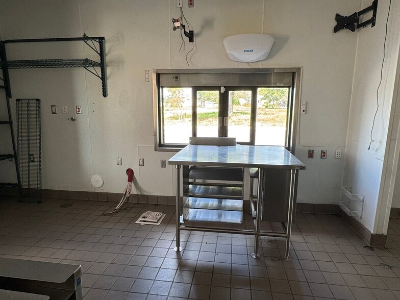 More Photos Of 6110 Oak St, Eastman Restaurant For Sale