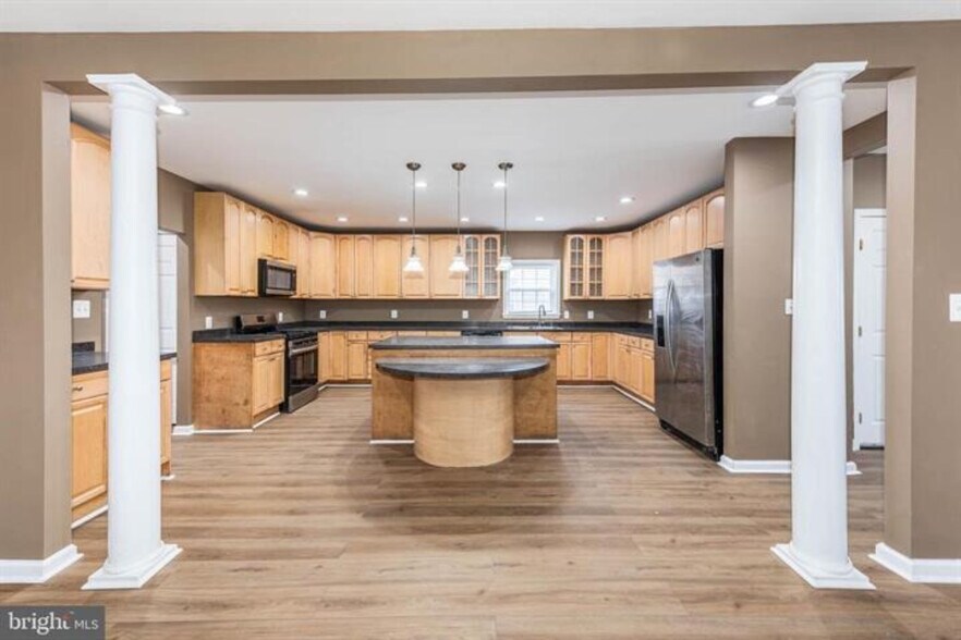 More Photos Of 4021 Barrington Rd, Baltimore Flex For Sale