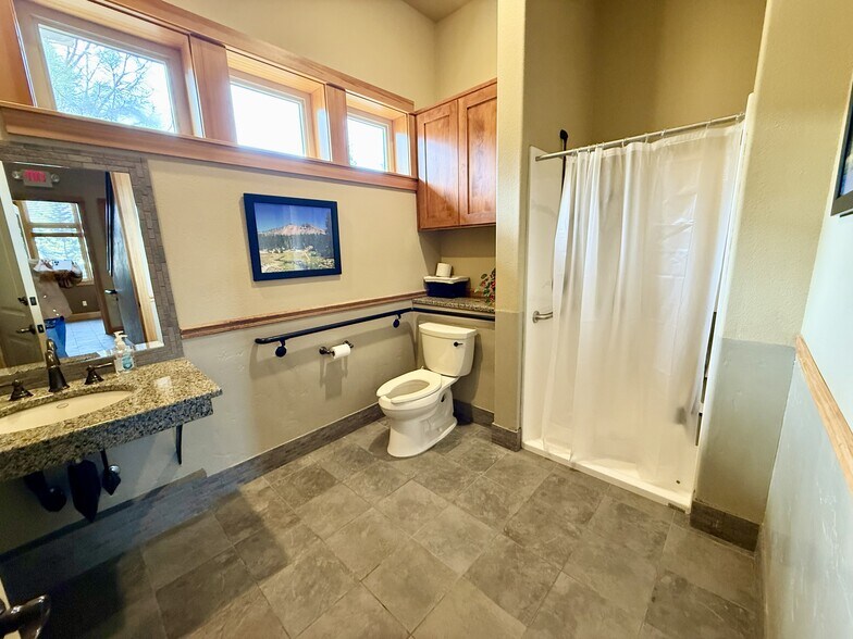 More Photos Of 593 NW York Dr, Bend Office For Lease