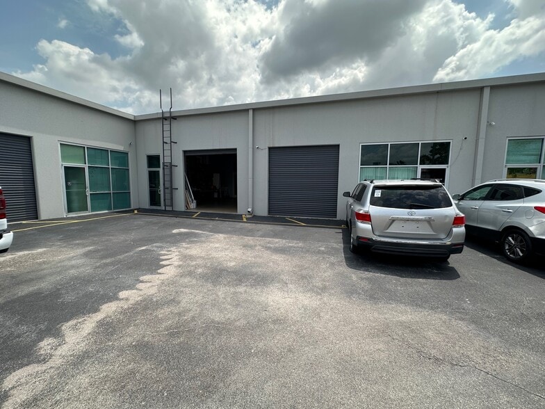 More Photos Of 7901 Kingspointe Pky, Orlando Showroom For Sale