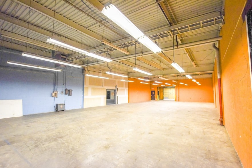 More Photos Of 122 Mill Rd, Oaks Warehouse For Lease