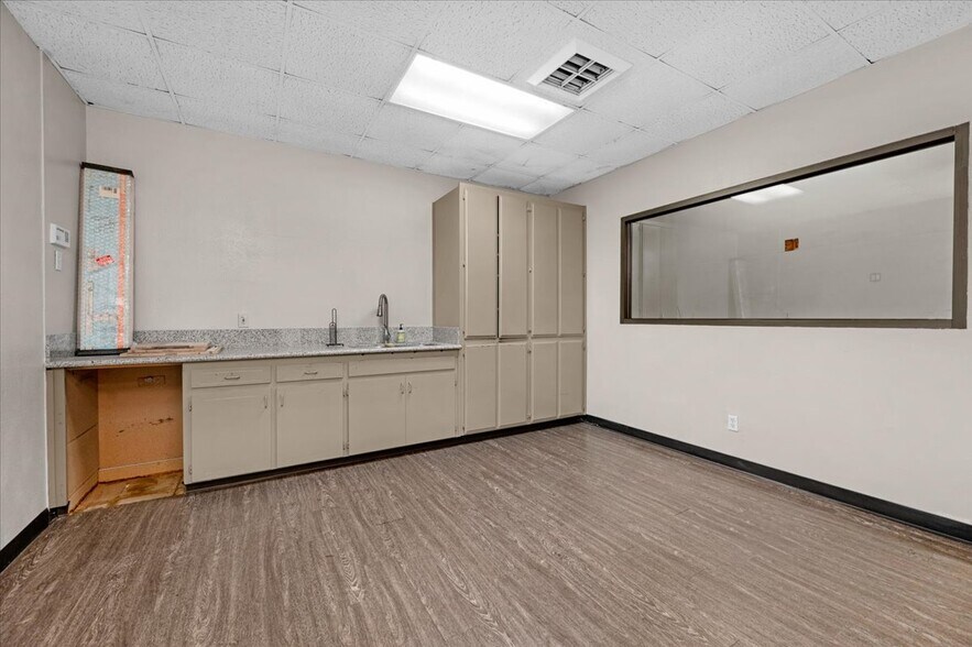 More Photos Of 1027 W Murray Ave, Visalia Service For Sale