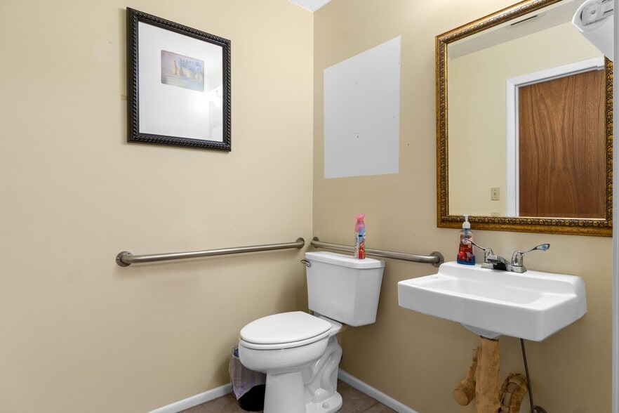 More Photos Of 14309 Old Dixie Hwy, Hudson Office For Sale