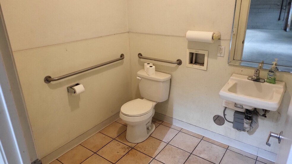 More Photos Of 303 Kansas Ave, Henderson Service For Lease