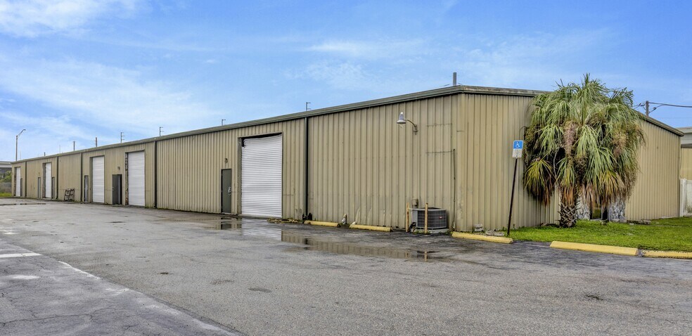 More Photos Of 11881 N 44th St, Clearwater Warehouse For Lease