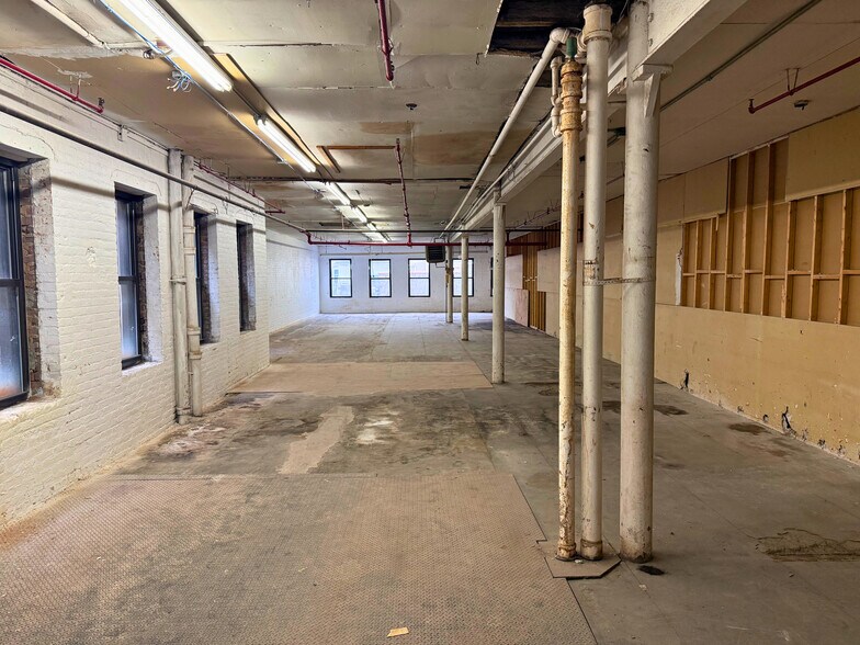 More Photos Of 4130 Park Ave, Bronx Manufacturing For Lease