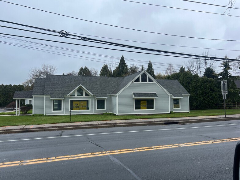 More Photos Of 487 Main Rd, Riverhead Freestanding For Lease