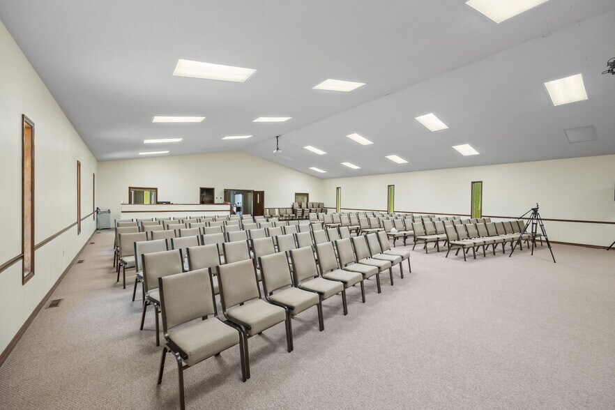 More Photos Of 832 Allardt Hwy, Jamestown Showroom For Sale