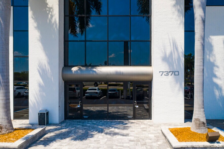 More Photos Of 7370 College Pky, Fort Myers Medical For Lease