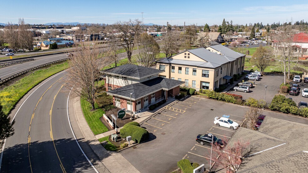 More Photos Of 939 Willagillespie Rd, Eugene Medical For Lease