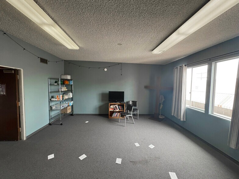 More Photos Of 1675 Garnet Ave, San Diego Schools For Lease