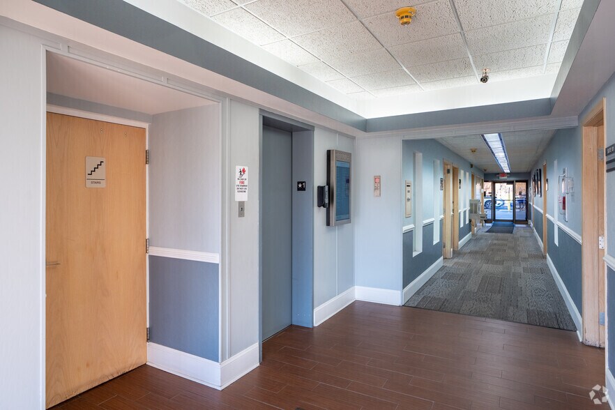 More Photos Of 1S132 Summit Ave, Oakbrook Terrace Medical For Lease