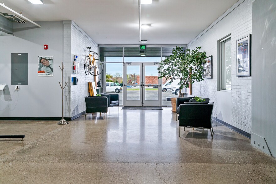 More Photos Of 400 W Maple Rd, Troy Office For Sale