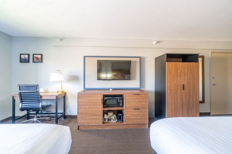 More Photos Of 4230 S Lewis Blvd, Sioux City Hotel For Sale