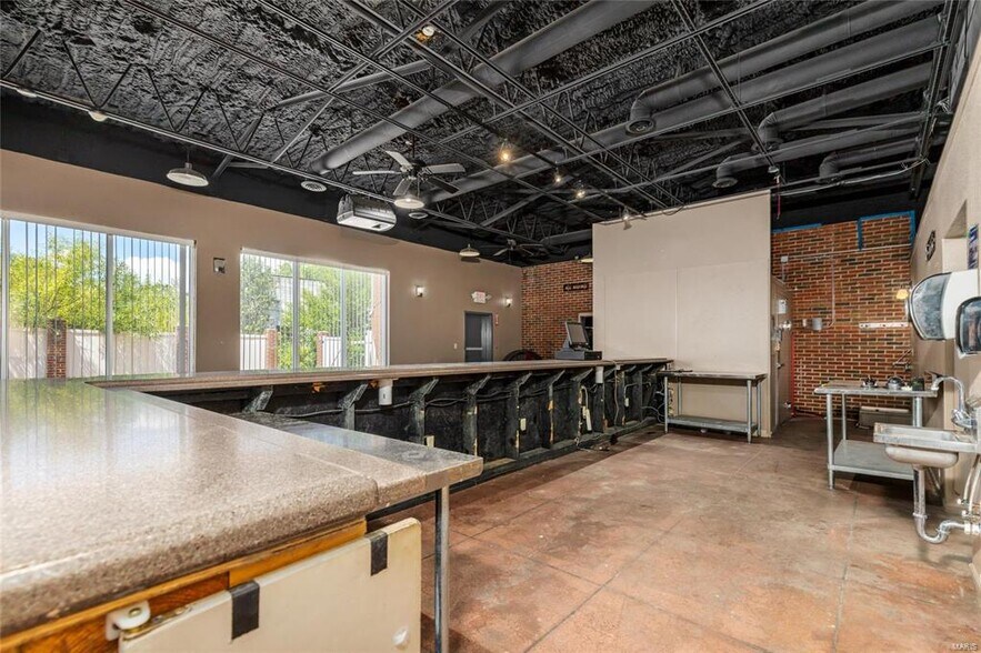 More Photos Of 512 Old Route 66, Saint Robert Showroom For Sale