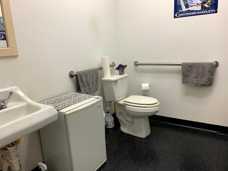 More Photos Of 2031 Anders Ln, Kemah Light Distribution For Lease