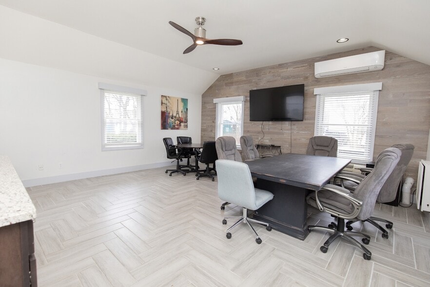 More Photos Of 111 Shivel Dr, Hendersonville Office For Sale