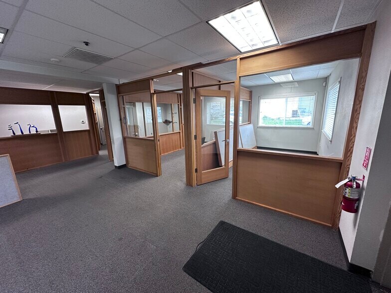 More Photos Of 2203 Queen St, Bellingham Flex For Lease