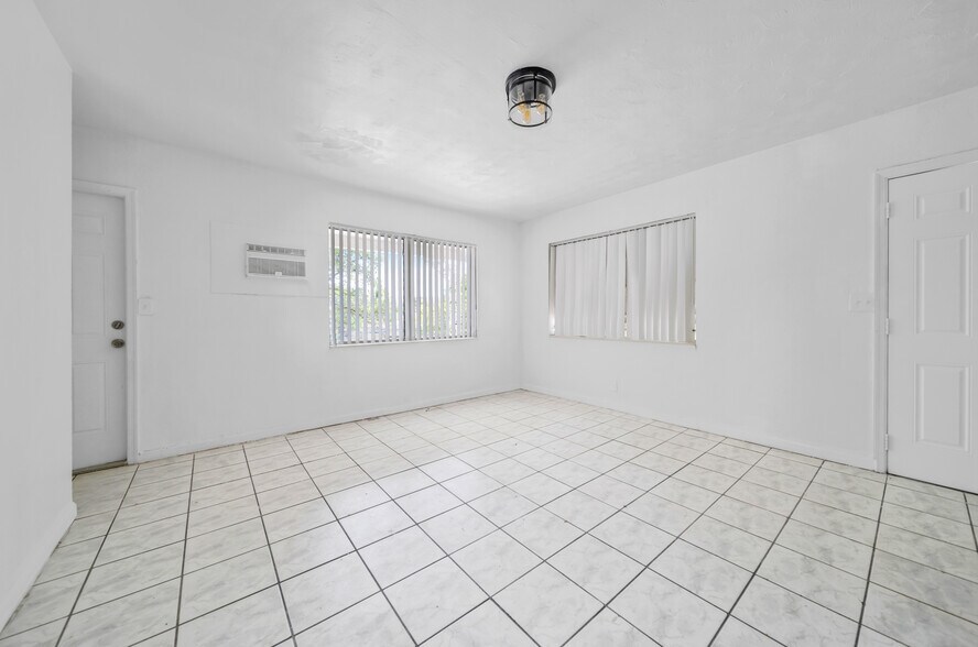 More Photos Of 1943-1947 Buchanan St, Hollywood Apartments For Sale