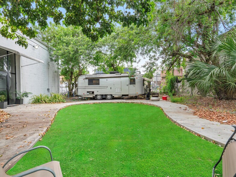 More Photos Of 251-253 NE 69th St, Miami Warehouse For Lease