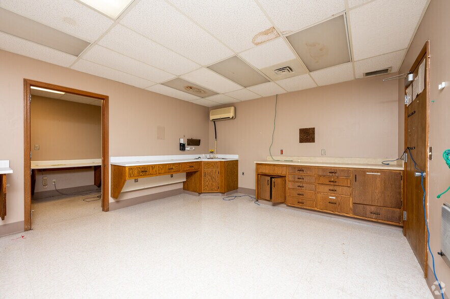 More Photos Of 1515 S 19th St, Elwood Office For Sale