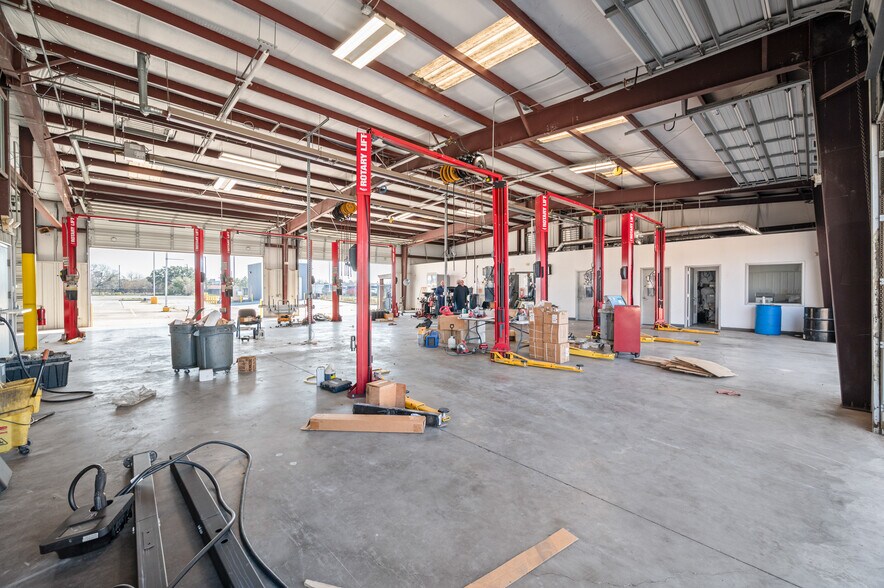 More Photos Of 11819 Southwest Fwy, Houston Auto Dealership For Lease