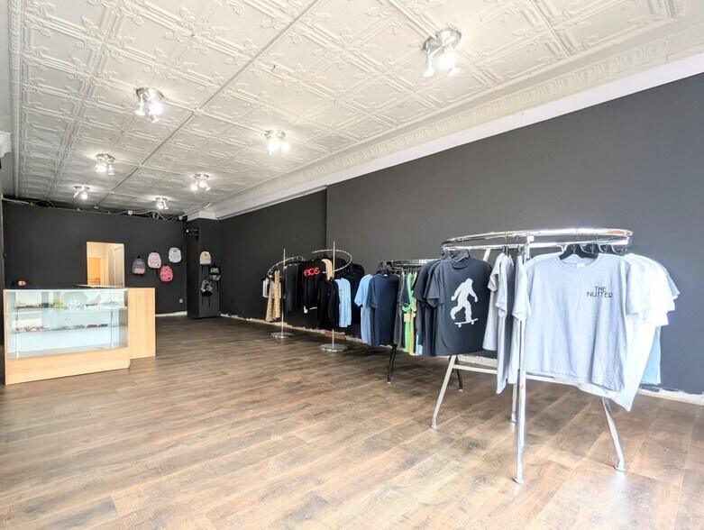 More Photos Of 10 S Main St, Clawson Storefront For Lease