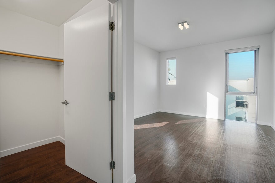 More Photos Of 525 Santa Monica Blvd, Santa Monica Apartments For Sale