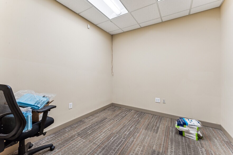 More Photos Of 2105 Northwest Blvd, Newton Office For Lease