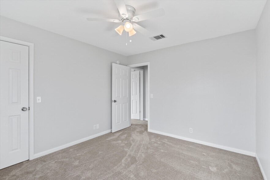 More Photos Of 113 Holmstrom St, Hutto Specialty For Sale