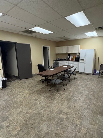 More Photos Of 4106-4112 S Commerce Dr, Murray Light Manufacturing For Lease
