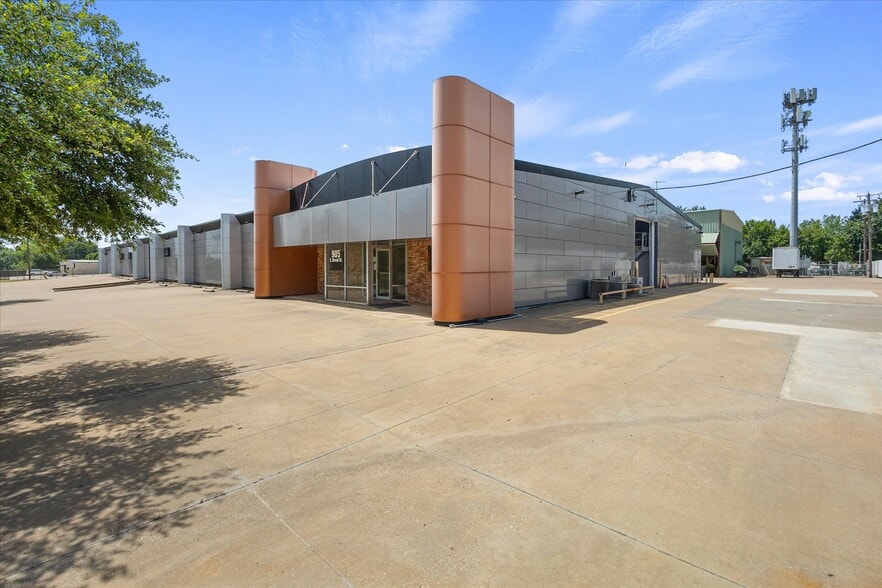 More Photos Of 905 E Broad St, Forney Manufacturing For Lease