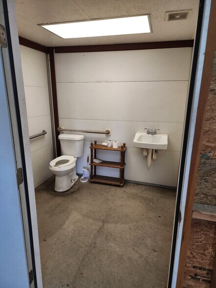 More Photos Of 2307 SW I Ave, Lawton Warehouse For Sale