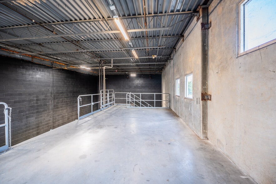More Photos Of 5750 N Sam Houston Pky E, Houston Warehouse For Lease