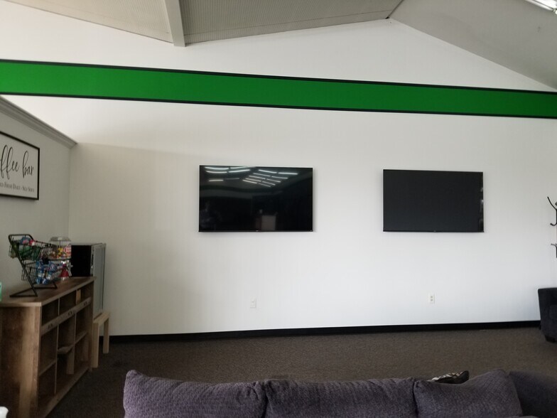 More Photos Of 4616 SE 82nd Ave, Portland Auto Dealership For Lease