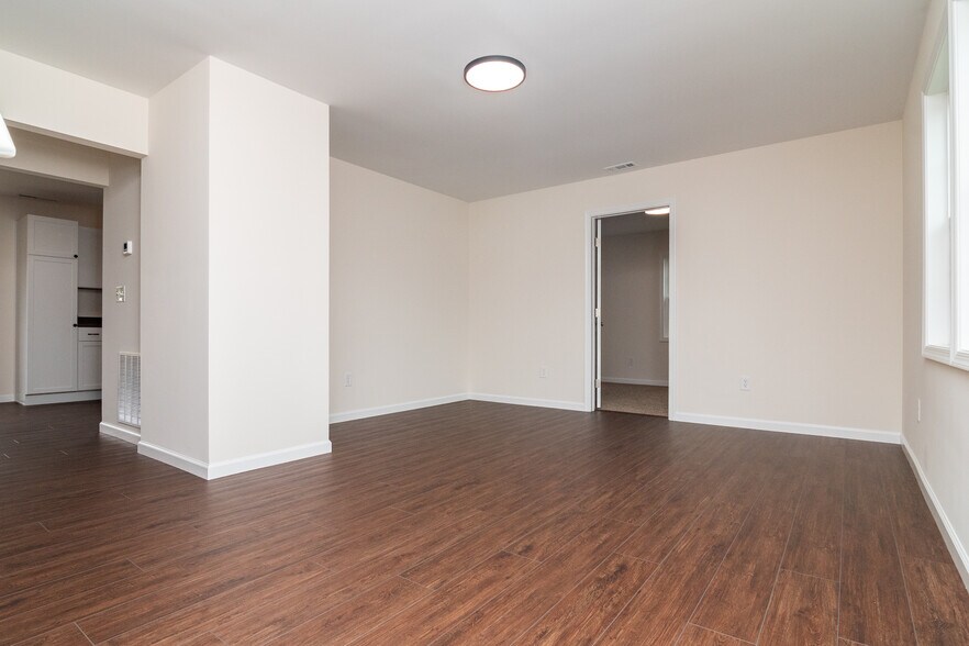 More Photos Of 105 E Adams St, Georgetown Apartments For Sale