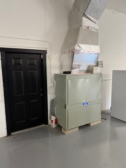 More Photos Of 8132 Cormel St, Port Richey Industrial For Lease