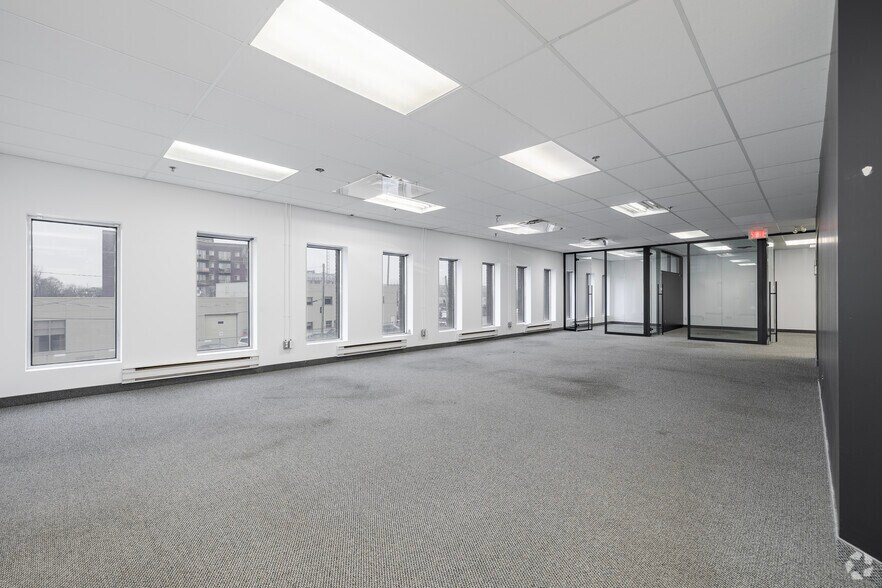 More Photos Of 395 Av Sainte-Croix, Montréal Warehouse For Lease