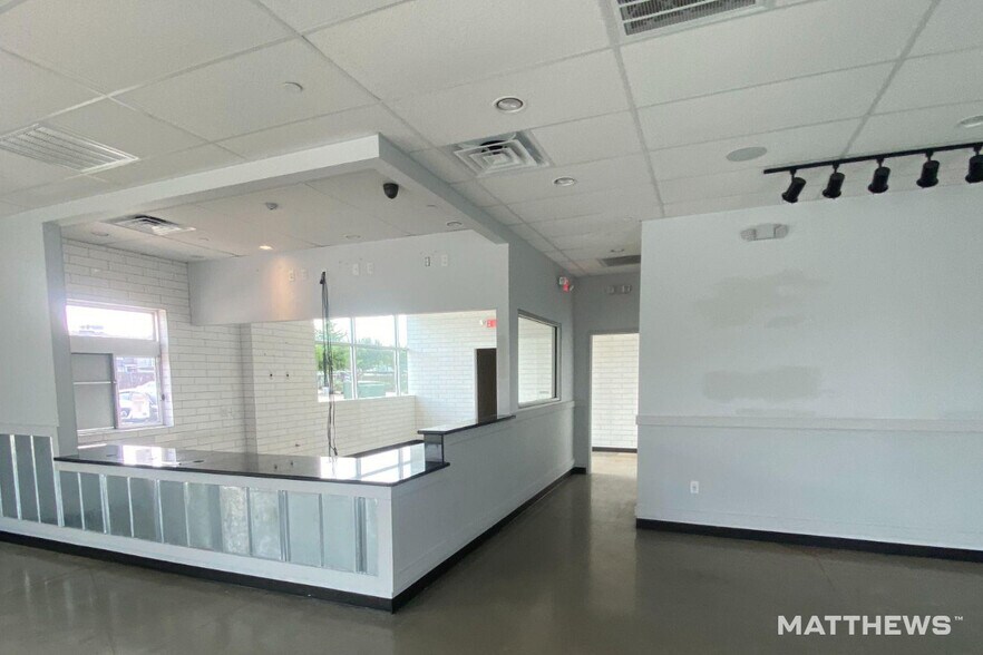 More Photos Of 14380 Marsh Ln, Addison General Retail For Lease