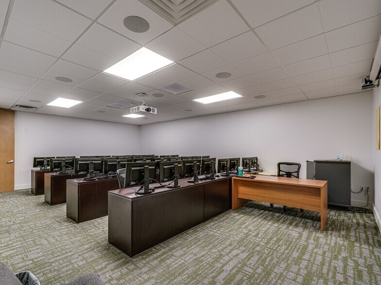 More Photos Of 689 Airport Fwy, Hurst Office For Lease