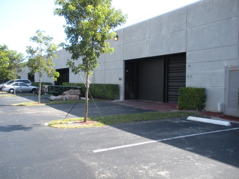 More Photos Of 700-710 S Military Trl, Deerfield Beach Warehouse For Lease