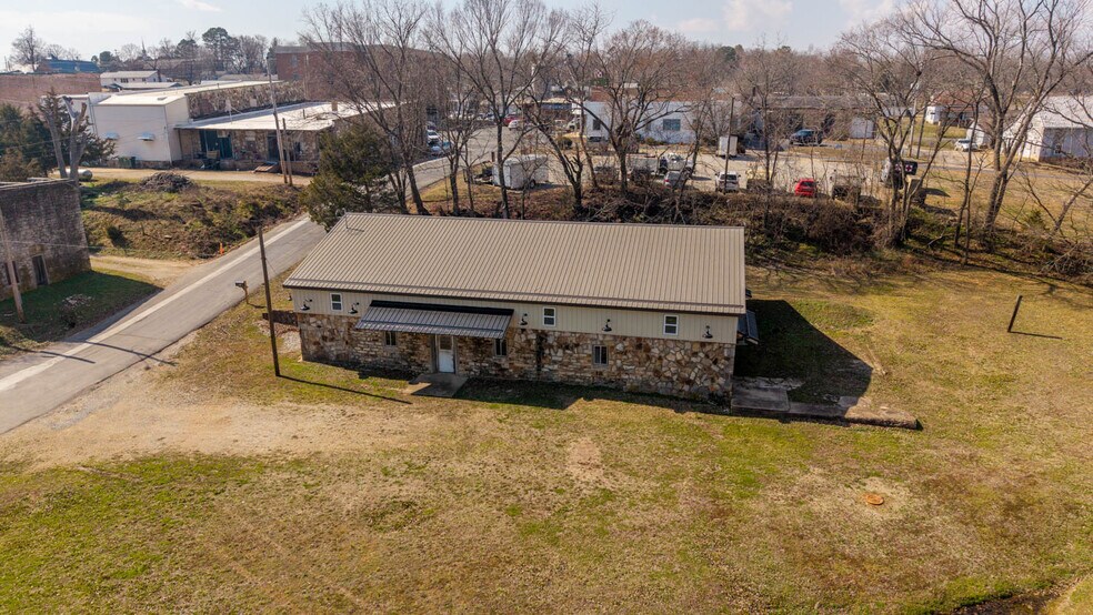 More Photos Of 105 E Couch St, Alton General Retail For Sale