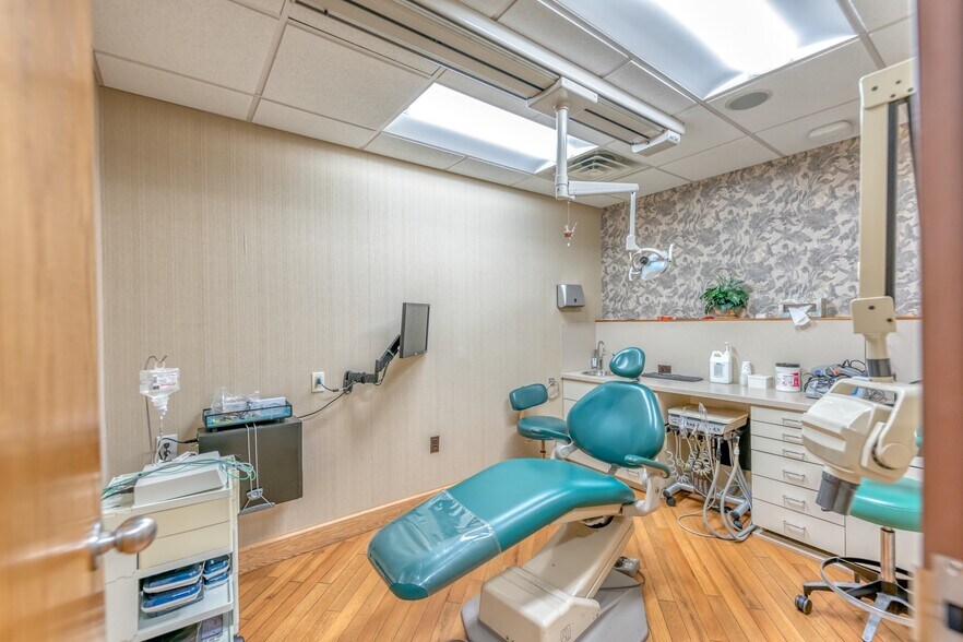 More Photos Of 40 Hurley Ave, Kingston Medical For Sale