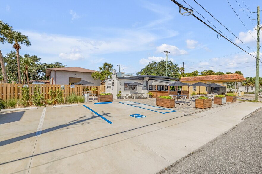 More Photos Of 218 N Orange St, New Smyrna Beach Freestanding For Sale