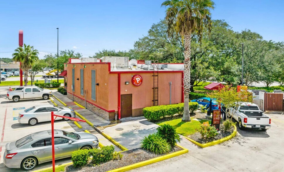 More Photos Of 1801 N Velasco St, Angleton Freestanding For Sale