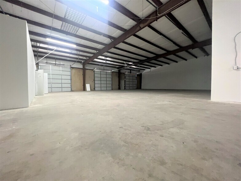 More Photos Of 801 Secretary Dr, Arlington Warehouse For Lease