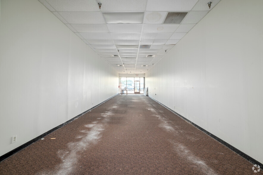 More Photos Of 301 Market Dr, Emporia Supermarket For Lease
