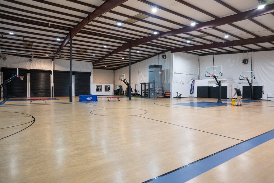 More Photos Of 9937 Race Track Rd, Tampa Manufacturing For Lease