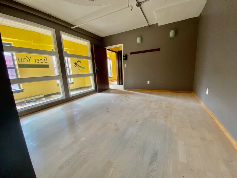 More Photos Of 10 Main St, Andover Storefront Retail Office For Lease